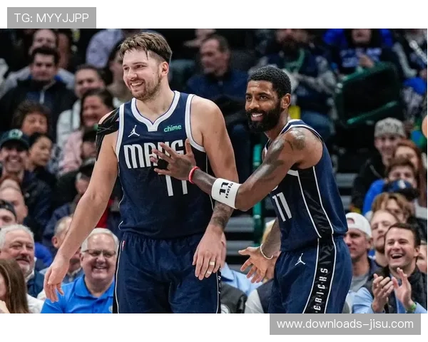 独行侠新秀莱夫利隔扣祖巴茨,东契奇场边狂欢 独行侠新秀莱夫利隔扣祖巴茨,东契奇场边狂欢