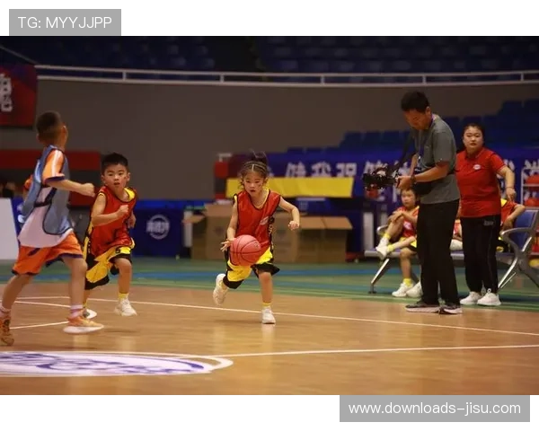 萌娃篮球操展现蓬勃朝气，家庭参与提升篮球魅力